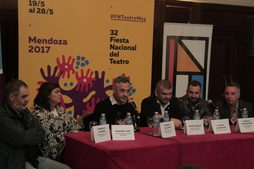Marcelo Lacerna; Mariana Juri; Marcelo Allasino; Diego Gareca; Claudio Fragapane y Marcelo Montenegro, las autoridades presentes en el Teatro Independencia.