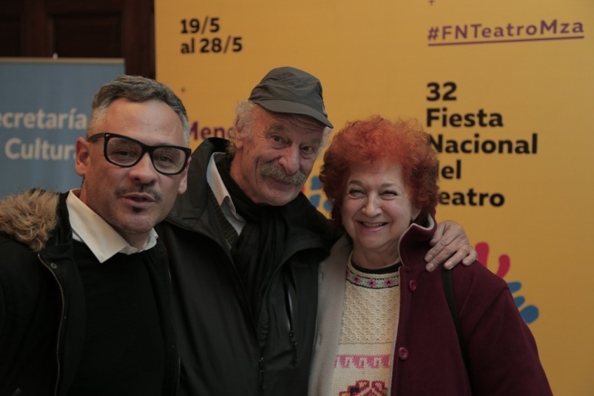 Marcelo Allasino junto a Ernesto Suárez y Gladys Ravalle, referentes del teatro mendocino.  