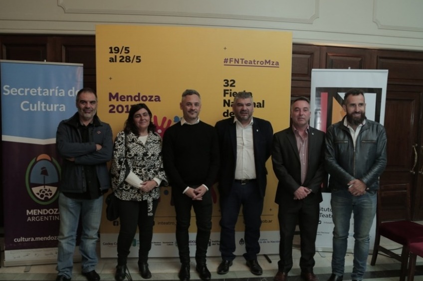Marcelo Lacerna; Mariana Juri; Marcelo Allasino; Diego Gareca; Marcelo Montenegro y Claudio Fragapane, las autoridades presentes en el Teatro Independencia.