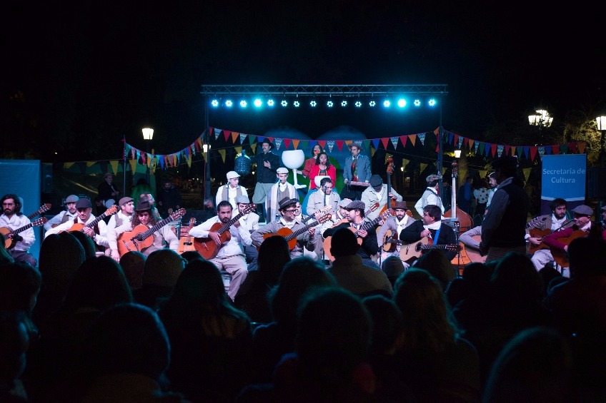 La Orquesta de Guitarras Tito Francia, comenzó su espectáculo en la Plaza Independencia de Mendoza.